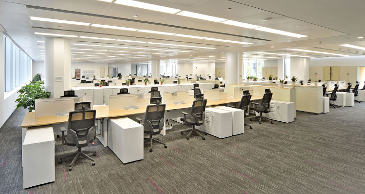圣奥办公家具为东方航空设计高效职员办公空间实拍图