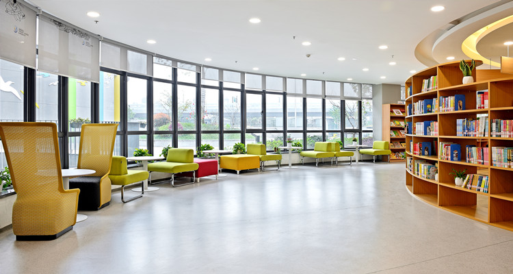 圣奥办公家具为杭州市胜利小学设计图书馆阅览空间实拍图