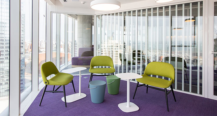 圣奥办公家具使用大可办公椅为DLocal打造休闲洽谈空间实拍图