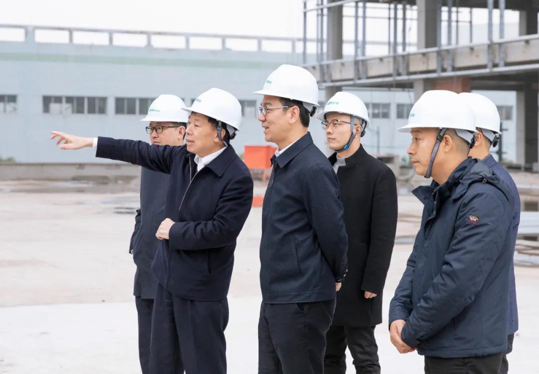 杭州市萧山区委副书记、区长章登峰，区委常委、萧山经济开发区党工委书记、管委会主任叶建宏等一行到圣奥国际家具生产基地（健康办公生态园）现场参观考察重大项目推进情况