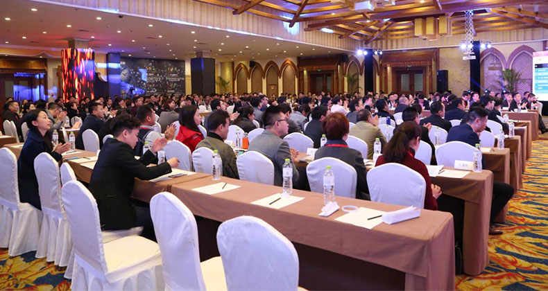 此次大会分为国内营销大会和国际沟通会议两个会场,同时在上午进行.