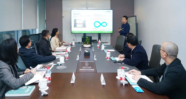 倪曙华向蔡晓春一行汇报圣奥的经营状况,慈善事业及未来规划等,并着重