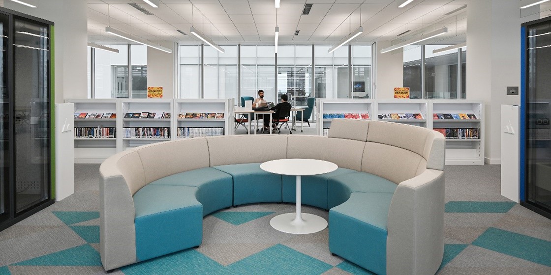 圣奥为昆山杜克大学设计舒适健康的图书馆空间实拍图