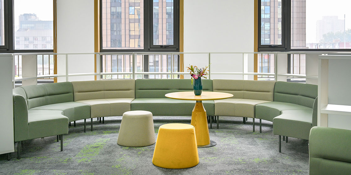 圣奥办公家具为企业大学设计的休闲空间实拍图