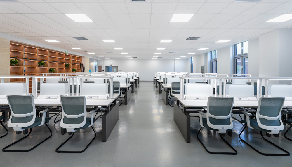 圣奥为中国社会科学院大学图书馆提供的升降阅览桌实拍图 圣奥为中国社会科学院大学图书馆提供的升降阅览桌实拍图