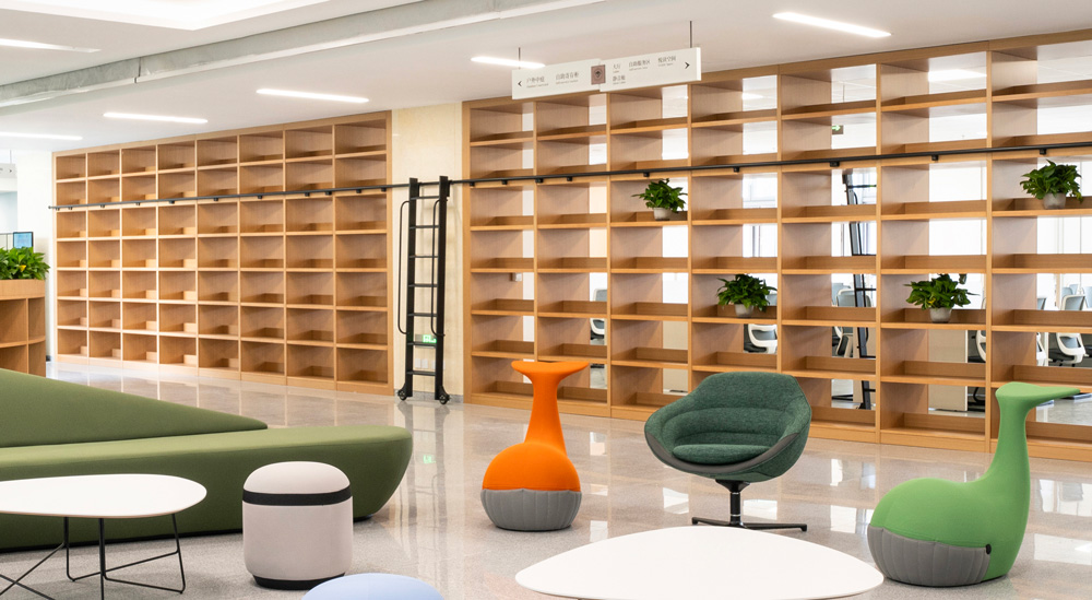 圣奥为中国社会科学院大学图书馆设计的书架及休闲区实拍图 圣奥为中国社会科学院大学图书馆设计的书架及休闲区实拍图