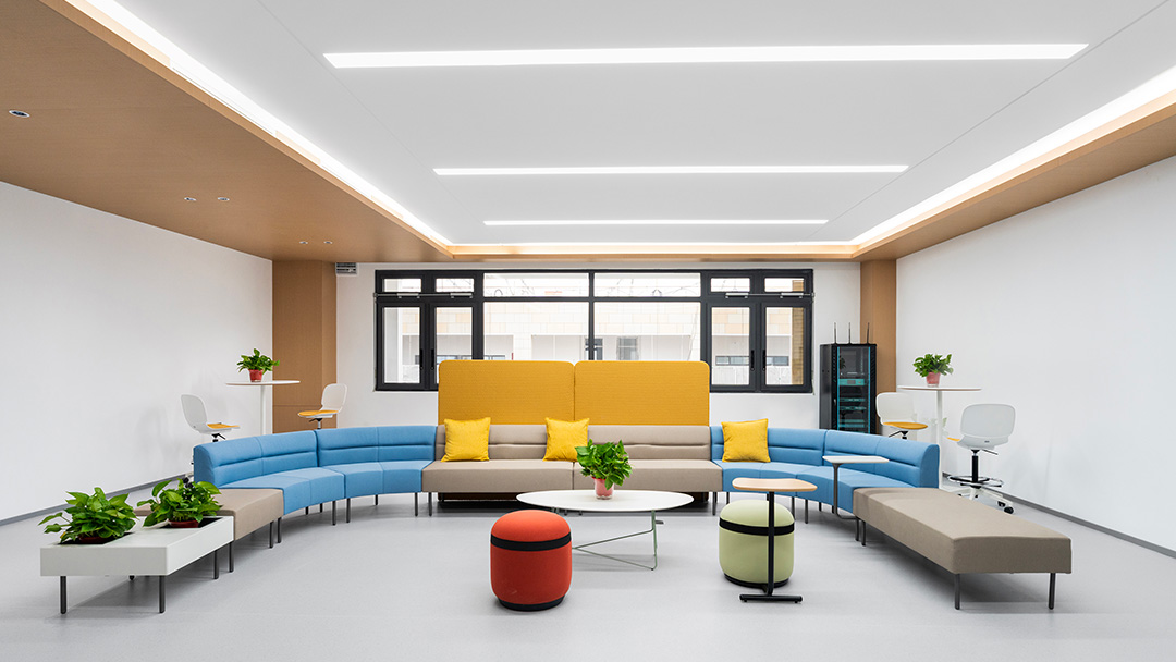 圣奥办公家具为西安汽车职业大学打造的公共空间实拍图 圣奥办公家具为西安汽车职业大学打造的公共空间实拍图