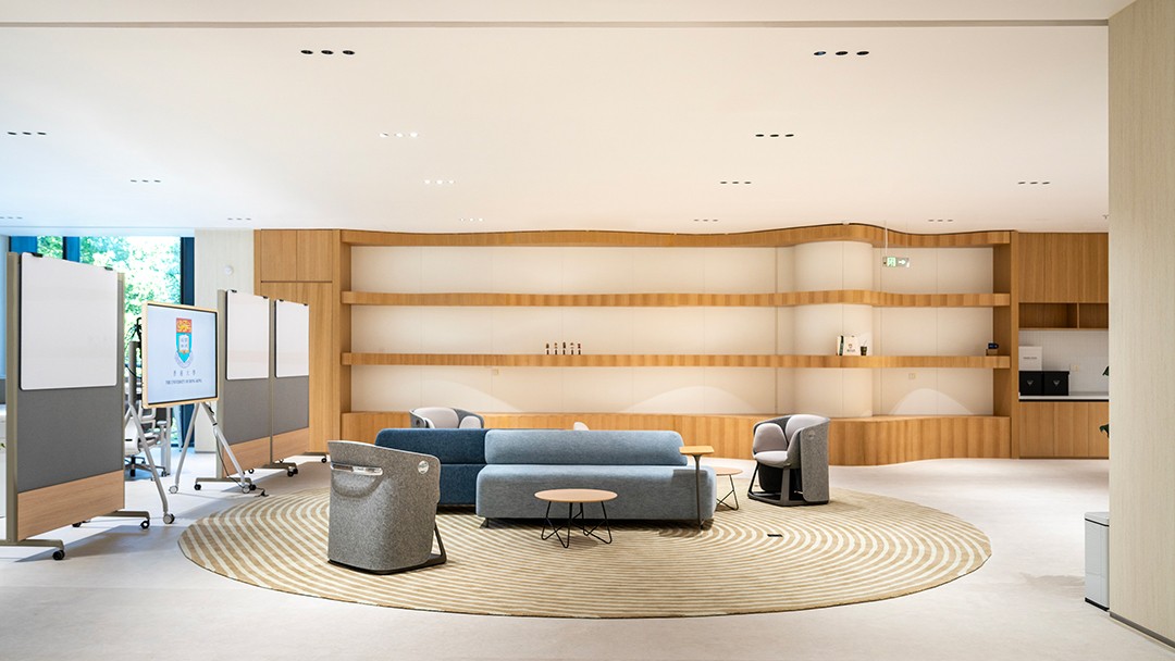 圣奥为港大经管学院上海中心打造的公共空间实拍图