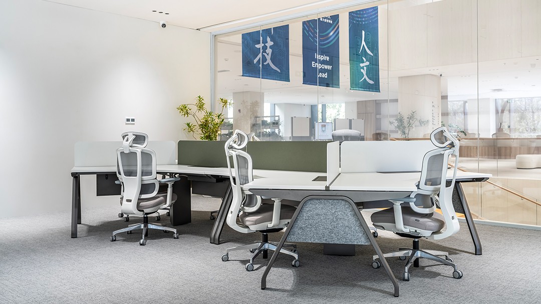 圣奥为港大经管学院上海中心打造的职员空间实拍图