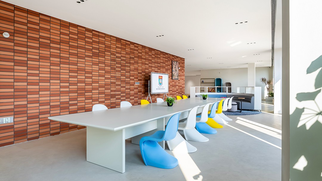 圣奥为港大经管学院上海中心打造的会议中心实拍图