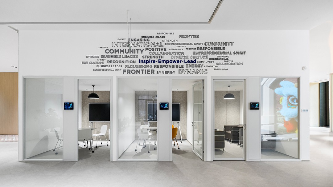 圣奥为港大经管学院上海中心打造的会议空间实拍图