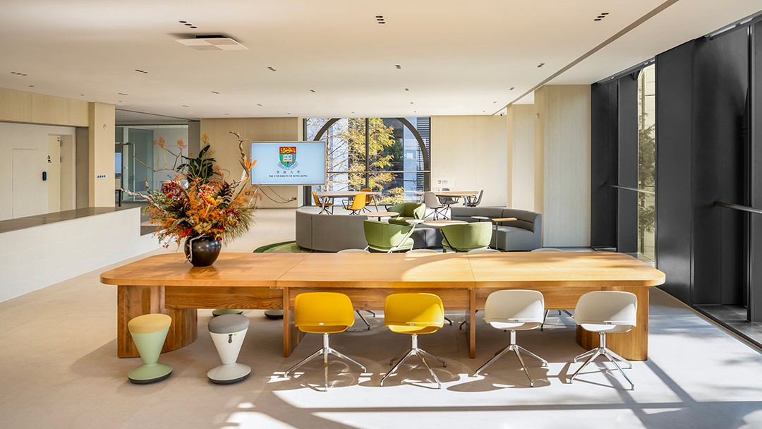 圣奥为港大经管学院上海中心打造的公共空间实拍图