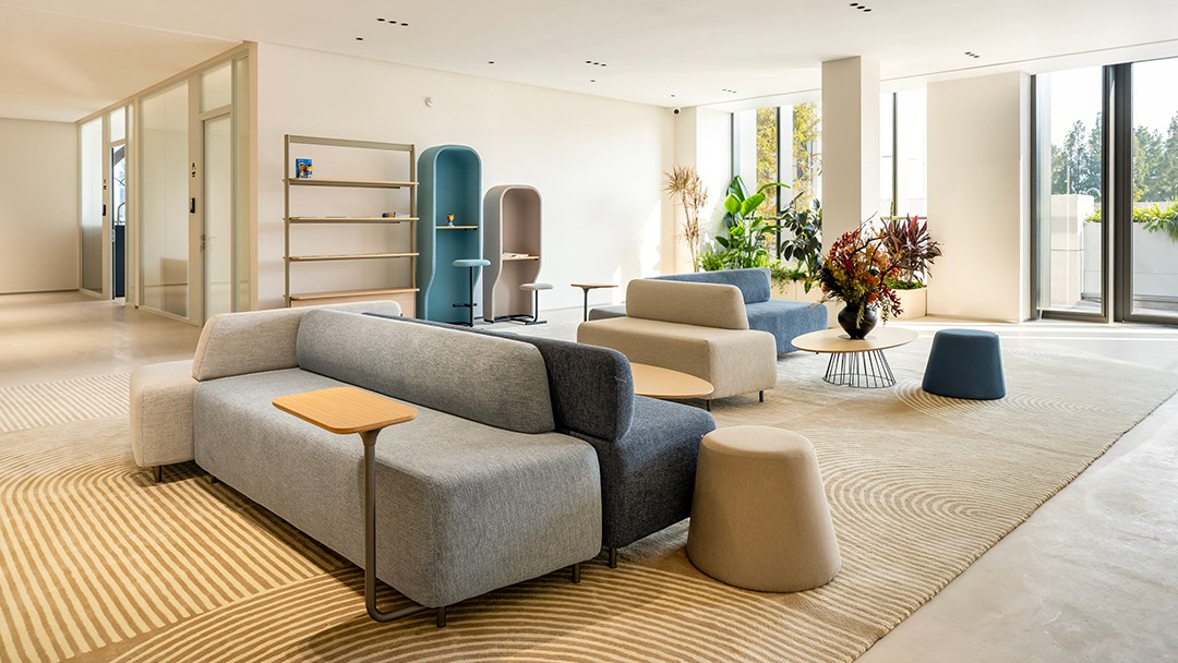 圣奥为港大经管学院上海中心打造的公共空间实拍图