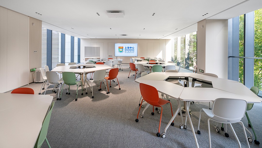 圣奥为港大经管学院上海中心打造的教育空间教室空间实拍图