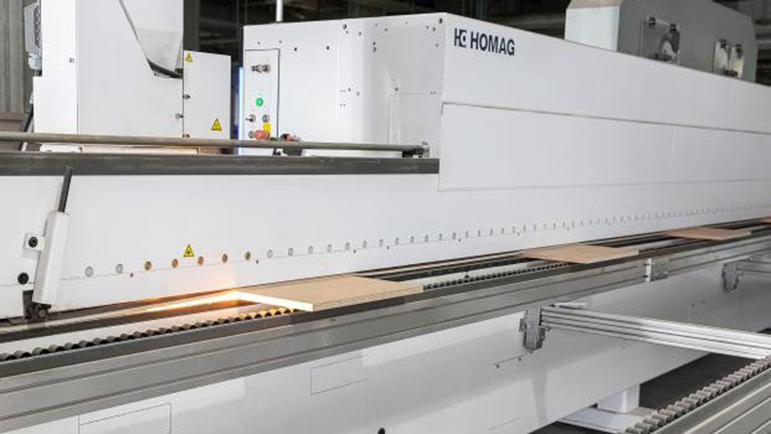 圣奥办公家具生产设备图